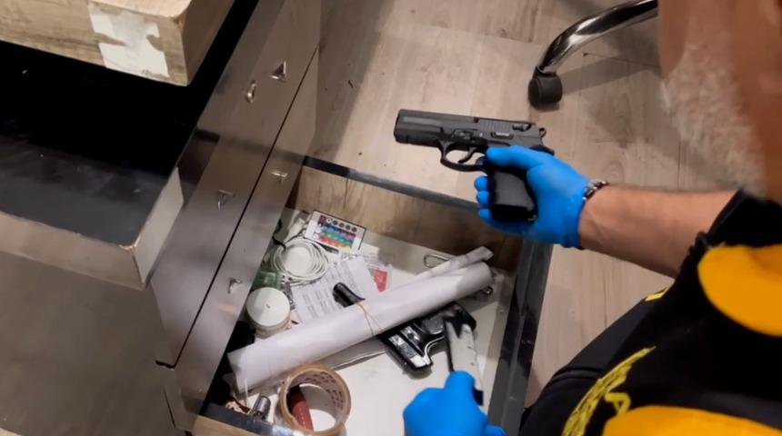 Adana'da bir iş yerinde 3 silah ve uyuşturucu ele geçirildi