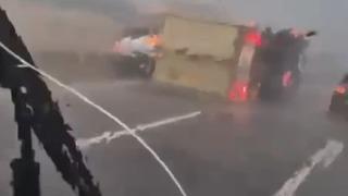 İspanya'daki fel selaketini birebir yaşadı! O anları saniye saniye böyle kaydetti...  Kamyon devrildi, yanındaki arabanın camları kırıldı: Korkudan ölüyorum