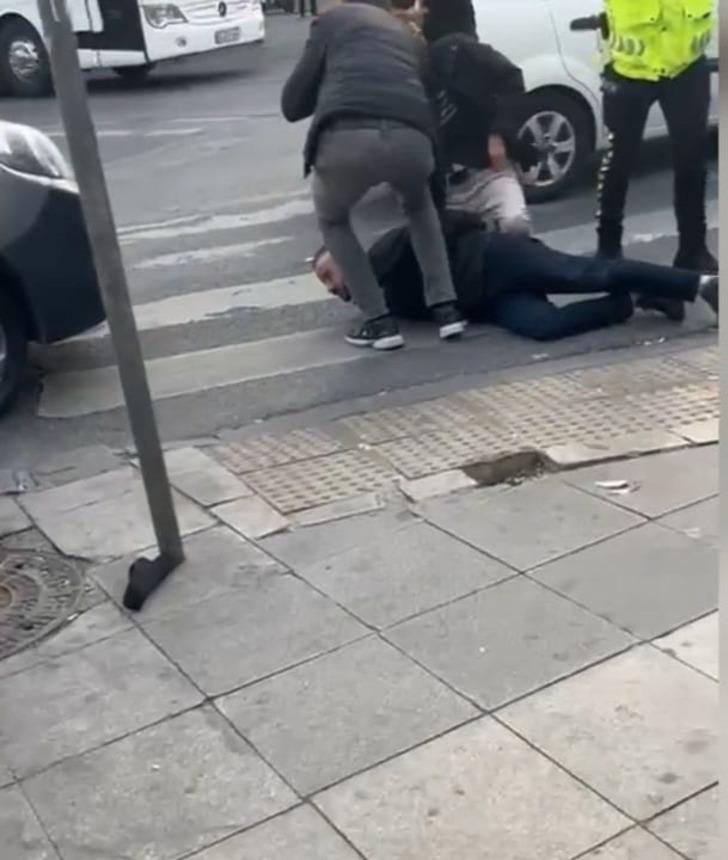 Kıskançlık krizine girip eski sevgilisinin yeni sevgilisini vurdu! Belinden çıkardığı silahla 3 el ateş etti G1