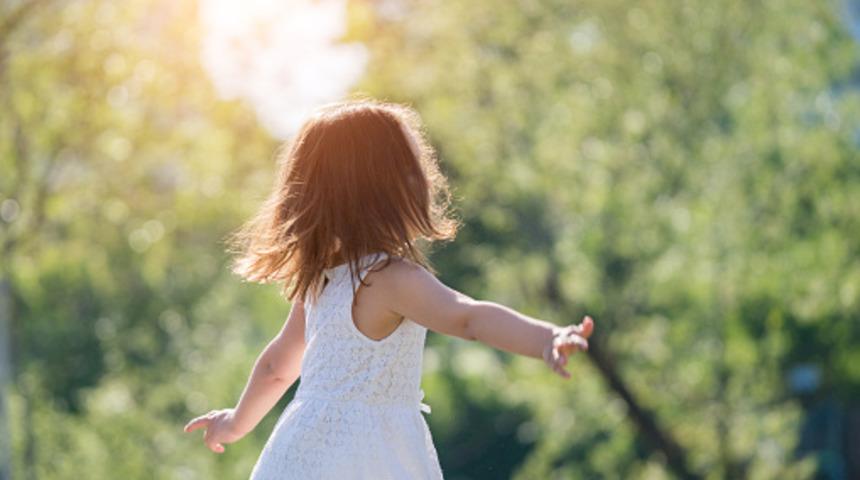 Öpmek için yaklaşmıştı! 2 yaşındaki çocuğa evlerindeki besledikleri köpek saldırdı... Ailesi yalnız bırakmıştı