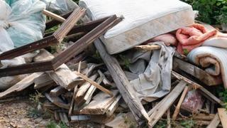 Tüm birikimini sakladığını unutarak eski yatağını çöpe attırdı! Yaklaşık 2 milyon TL'yi çöpe atmış... Polisi arayıp yardım istedi 