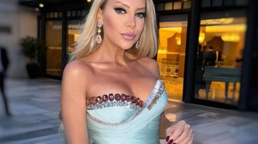 Baştan aşağı çorap giydi... Kafasını tamamen, göğüslerini taşlarla kapattı! Gülşah Saraçoğlu bu haliyle bakana bir daha baktırdı