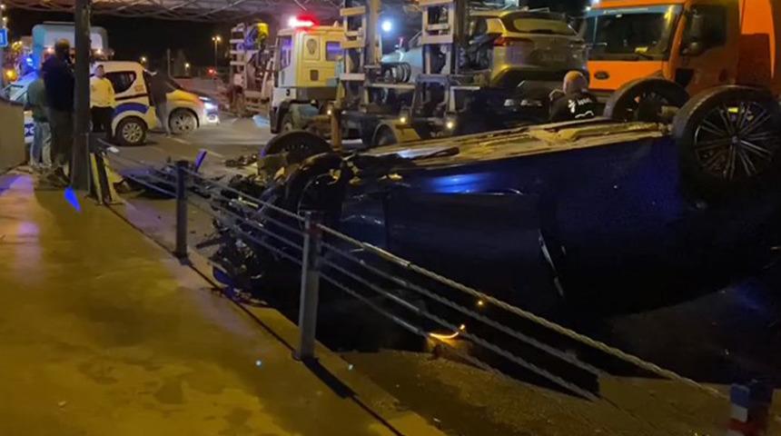 Bakırköy'de 3 aracın karıştığı kazada 4 kişi yaralandı