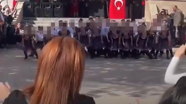 'Müstehcen' şarkı ile gösteri tepki çekti! İzmir'deki ilkokula soruşturma