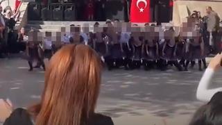 'Müstehcen' şarkı ile gösteri tepki çekti! İzmir'deki ilkokula soruşturma