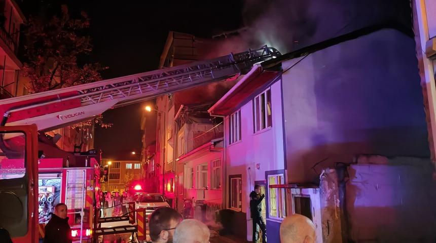 Bursa'da iki katlı ahşap ev yandı