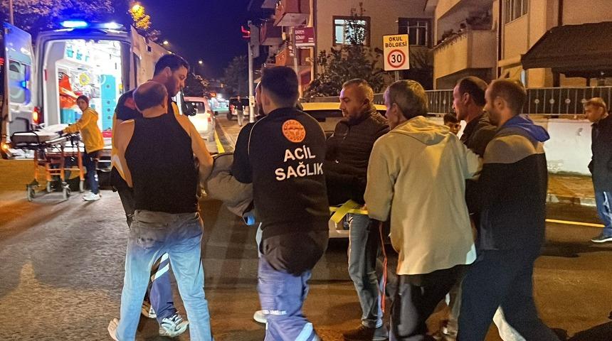 Sakarya'da hafif ticari araçla çarpışan motosikletli kurye ağır yaralandı