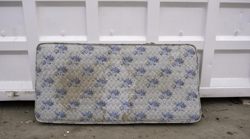 Çöpe attığı yataktan servet çıktı! 80 yaşındaki kadın tüm hayat birikimini oraya saklamış...