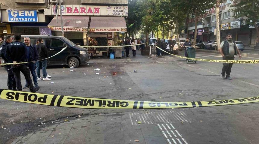 Diyarbakır'da sokak ortasında dehşet! Dükkanlara girip 3 kişiyi bıçakladı, polis bacağından vurdu