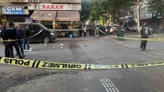 Diyarbakır'da sokak ortasında dehşet! Dükkanlara girip 3 kişiyi bıçakladı, polis bacağından vurdu