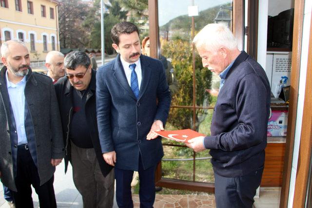 MHP, Tokat'ta esnafa bayrak dağıttı