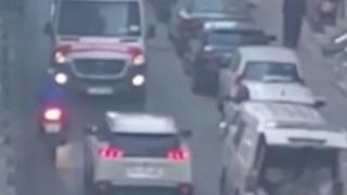 Vakaya giden ambulansa yol vermedi! Korna ve sirenlere aldırış etmeden bekledi