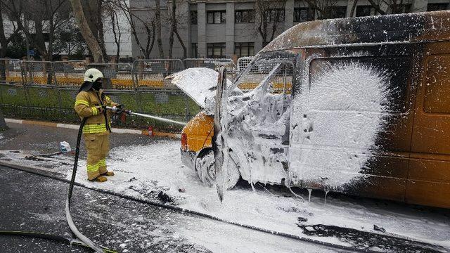 Vatan Caddesi’nde yanan PTT aracı trafiği durdurdu