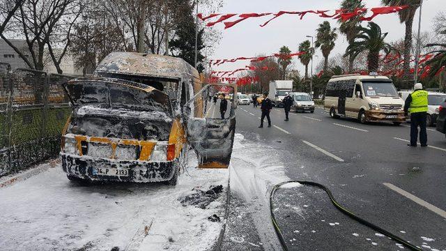 Vatan Caddesi’nde yanan PTT aracı trafiği durdurdu