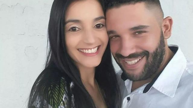 Şakalaşmak isterken işler bir anda tersine döndü! Parmağını ısırdığı için karısını bıçaklayarak öldürdü: Olay yerindeki manzara polisleri bile şoke etti