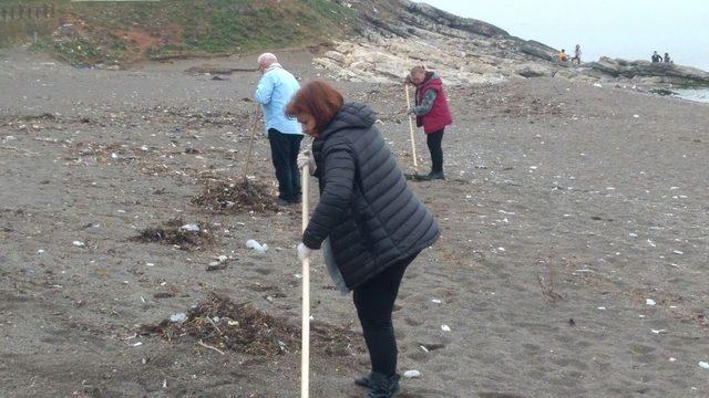 Vatandaşlar plajı temizlediler