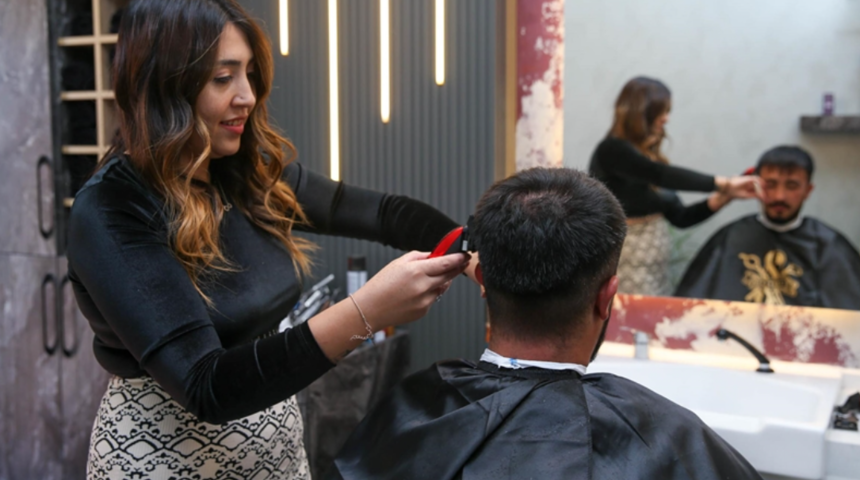 Uşaklı erkek berberi kadını g&ouml;renler şaşırıyor! Hemcinslerini bu meslekte yetiştirmek istiyor