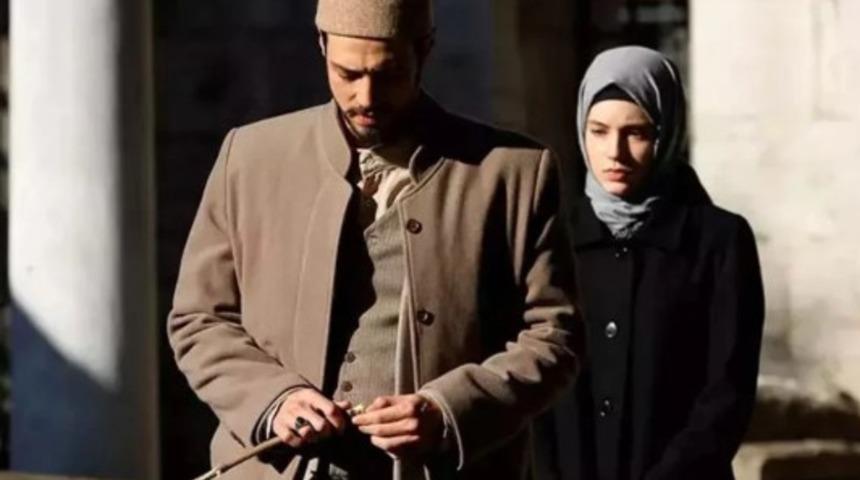 Aşk iddiası çok konuşulmuştu... Kızıl Goncalar'ın Cüneyd'i Mert Yazıcıoğlu rol arkadaşı Mina Demirtaş'la yan yana poz verdi! Beğeni yağdı 