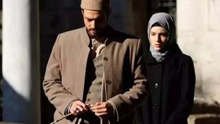 Aşk iddiası çok konuşulmuştu... Kızıl Goncalar'ın Cüneyd'i Mert Yazıcıoğlu rol arkadaşı Mina Demirtaş'la yan yana poz verdi! Beğeni yağdı 