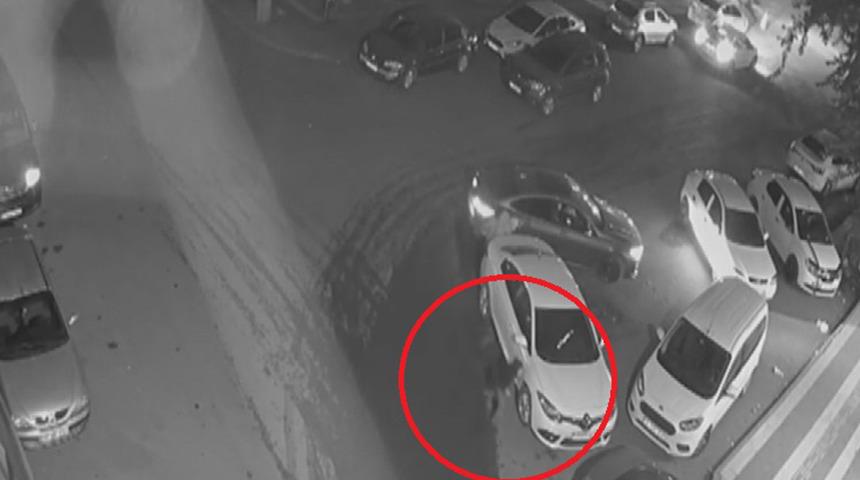 Şakalaşırken arkadaşını itti, çocuğun ayağını otomobil ezdi! Dehşet anları kamerada