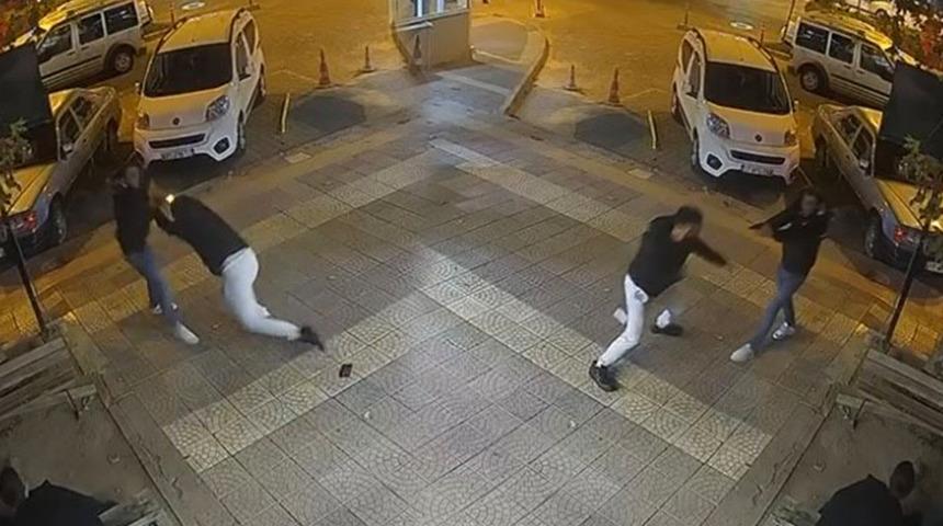 Çanakkale'de bir kişinin öldüğü silahlı saldırı anı anbean kameraya yansıdı!