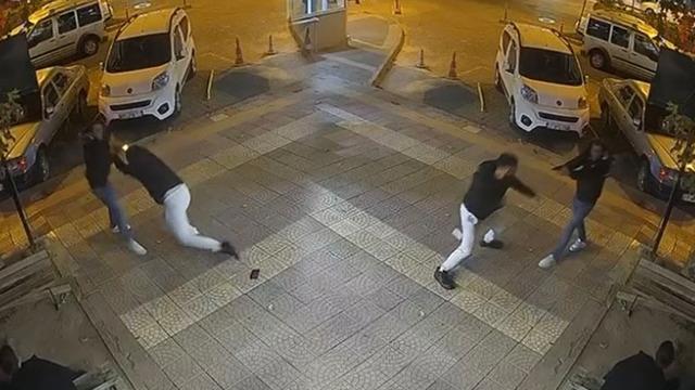 Çanakkale'de bir kişinin öldüğü silahlı saldırı anı anbean kameraya yansıdı!