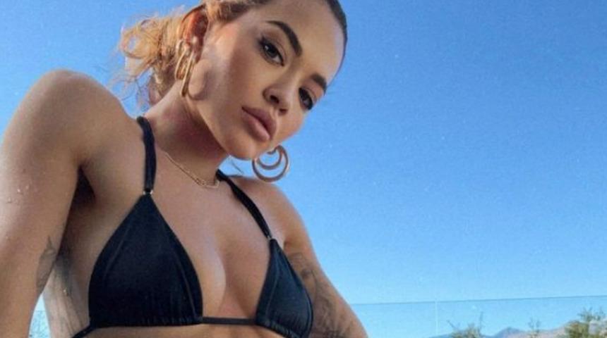 Rita Ora 'gotik' olmaya çalıştı! Uzun siyah saçlarıyla göğüslerini kapadı