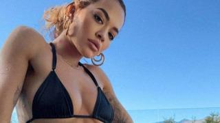 Rita Ora 'gotik' olmaya çalıştı! Uzun siyah saçlarıyla göğüslerini kapadı