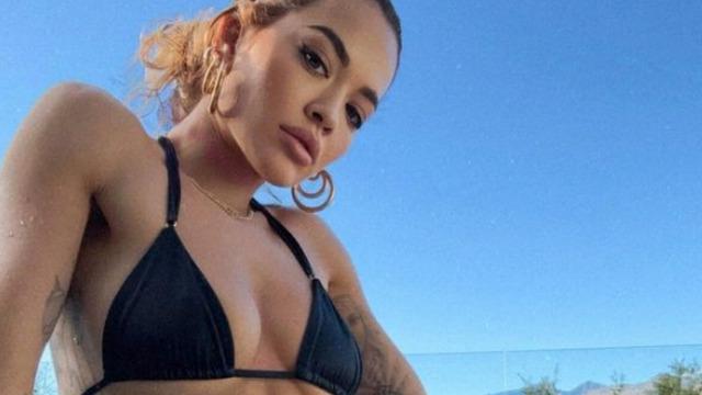 Rita Ora 'gotik' olmaya çalıştı! Uzun siyah saçlarıyla göğüslerini kapadı