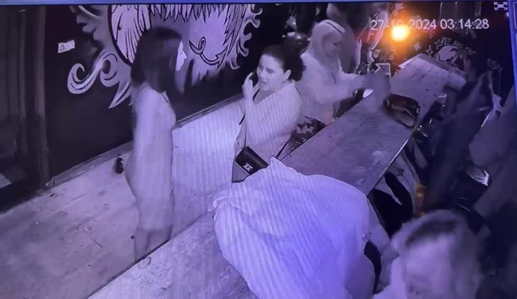 Tema korkuydu, o konsepte uyuldu... 'Cadılar Bayramı' partisine katılan gençlerin arasında bir çift kostümleri değil kendileri yankesici çıktı, 6 kişinin telefonu ortadan kayboldu! G5