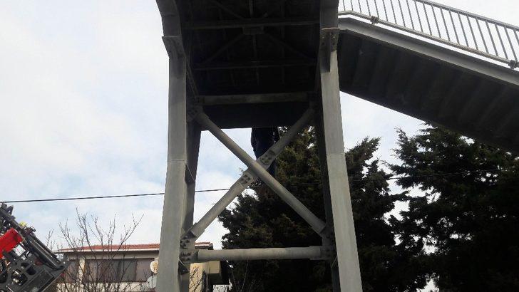 Büyükçekmece E-5 Karayolu üzerinde bulunan yaya köprüsünde İran uyruklu bir şahsın boynundan asılmış cesedi bulundu. ile ilgili görsel sonucu