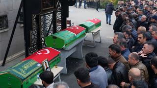 Kontrolü kaybeden araç hastane bahçesine düştü! Üç arkadaş hayatını kaybetti...