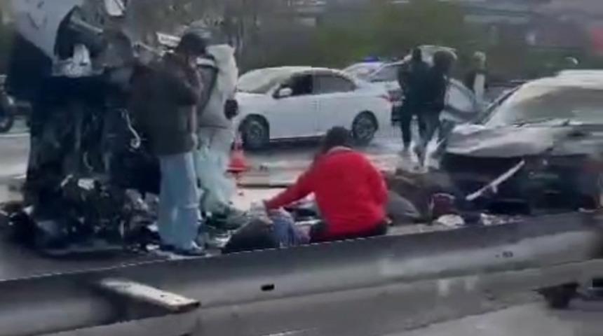 İstanbul'da TEM Otoyolu'nda feci kaza! Karşı şeride geçip diğer araçlara çarptı: 2 ölü, 4 yaralı
