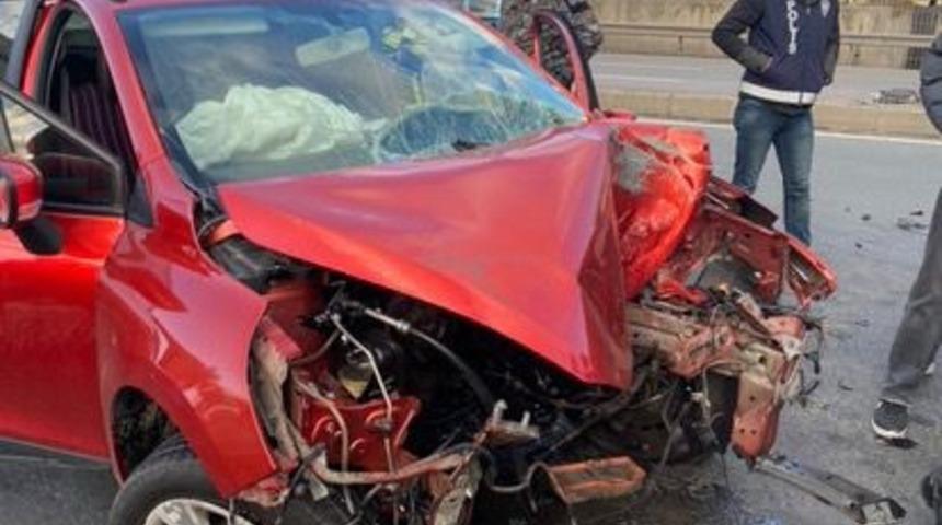 Kocaeli'de feci kaza! Arabanın motoru yola savruldu