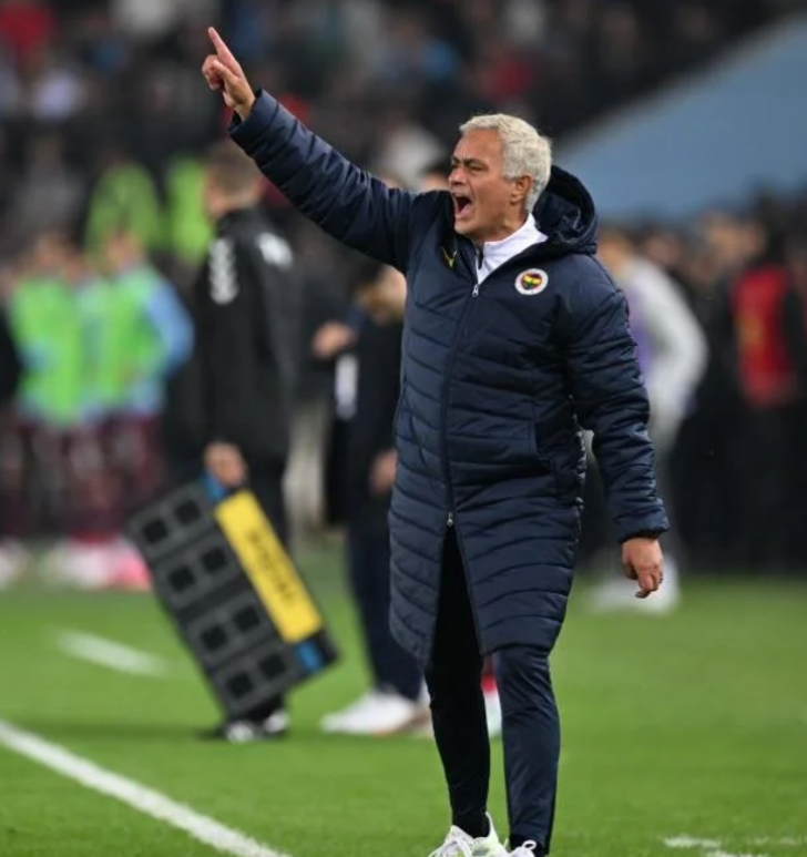 Tüm dünya Mourinho'yu konuşuyor! O hareketine şaştılar: Sahaya takla atarak girdi... G5