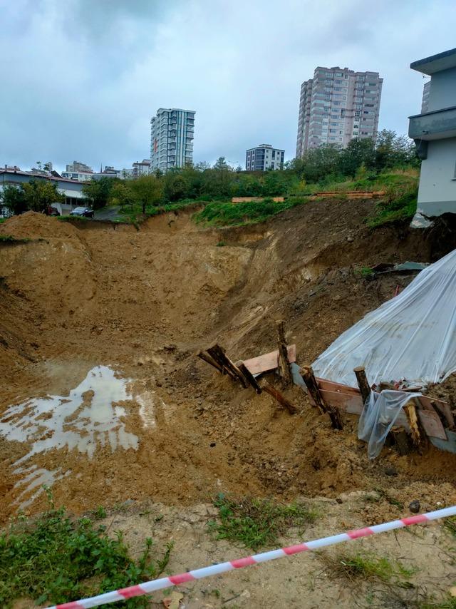 Samsun'da toprak kayması sonucu 2 katlı bina hasar gördü