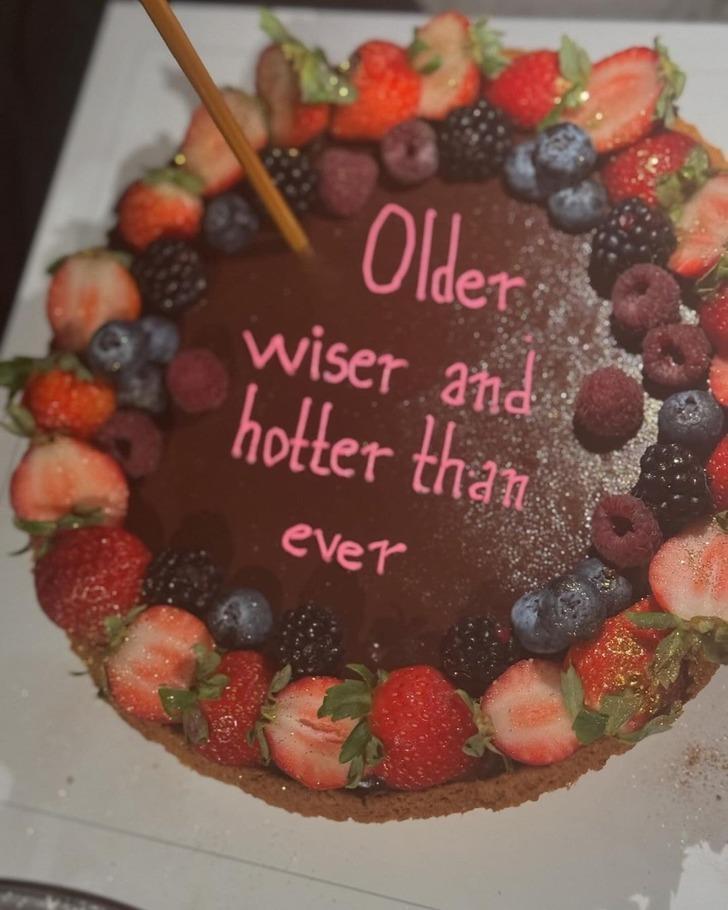 40. yaşını kutladı! Berrak Tüzünataç'ın pastasındaki mesaj dikkat çekti! 'Daha olgun daha...' G2