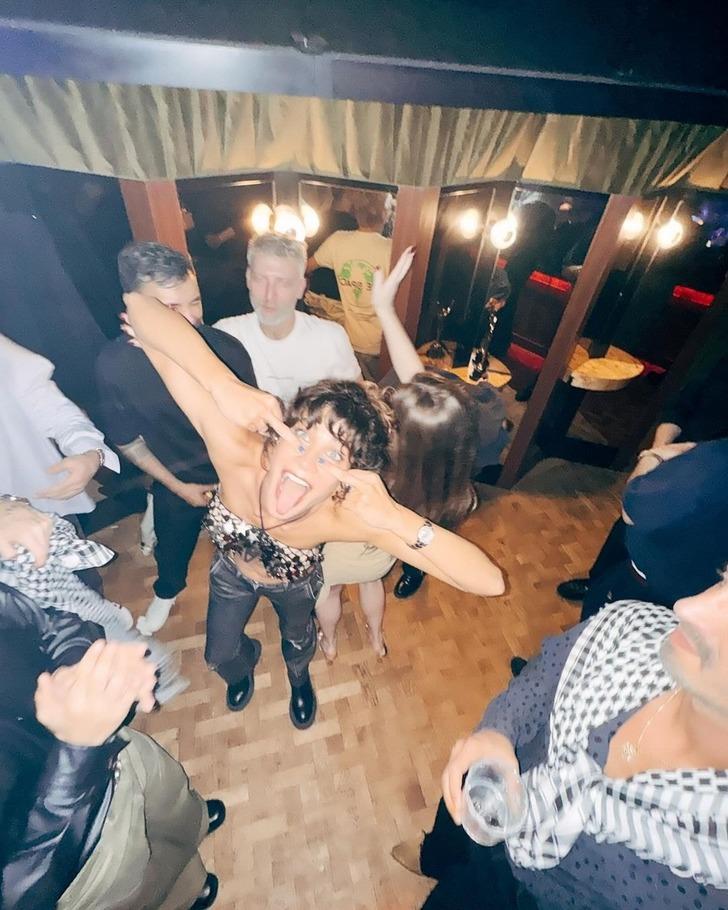 40. yaşını kutladı! Berrak Tüzünataç'ın pastasındaki mesaj dikkat çekti! 'Daha olgun daha...' G5