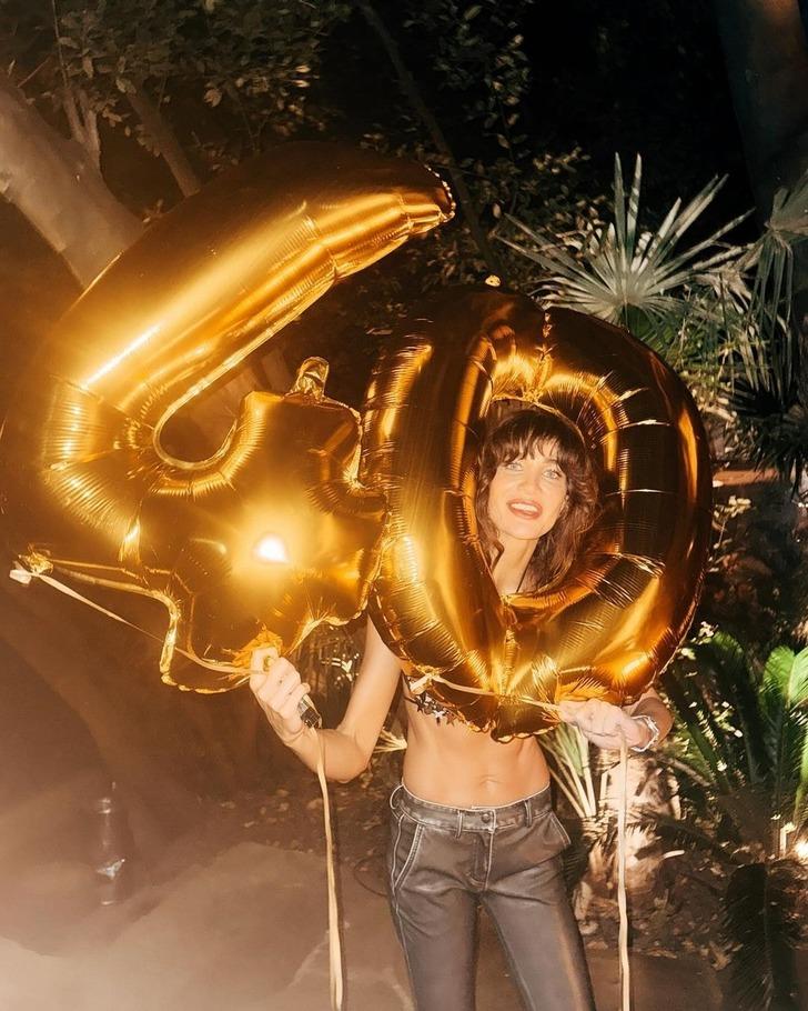 40. yaşını kutladı! Berrak Tüzünataç'ın pastasındaki mesaj dikkat çekti! 'Daha olgun daha...' G1