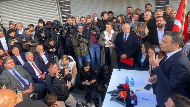 Esenyurt'ta hareketli dakikalar! Belediye başkan yardımcıları görevden alındı... CHP'liler toplantıyı sokakta yaptı