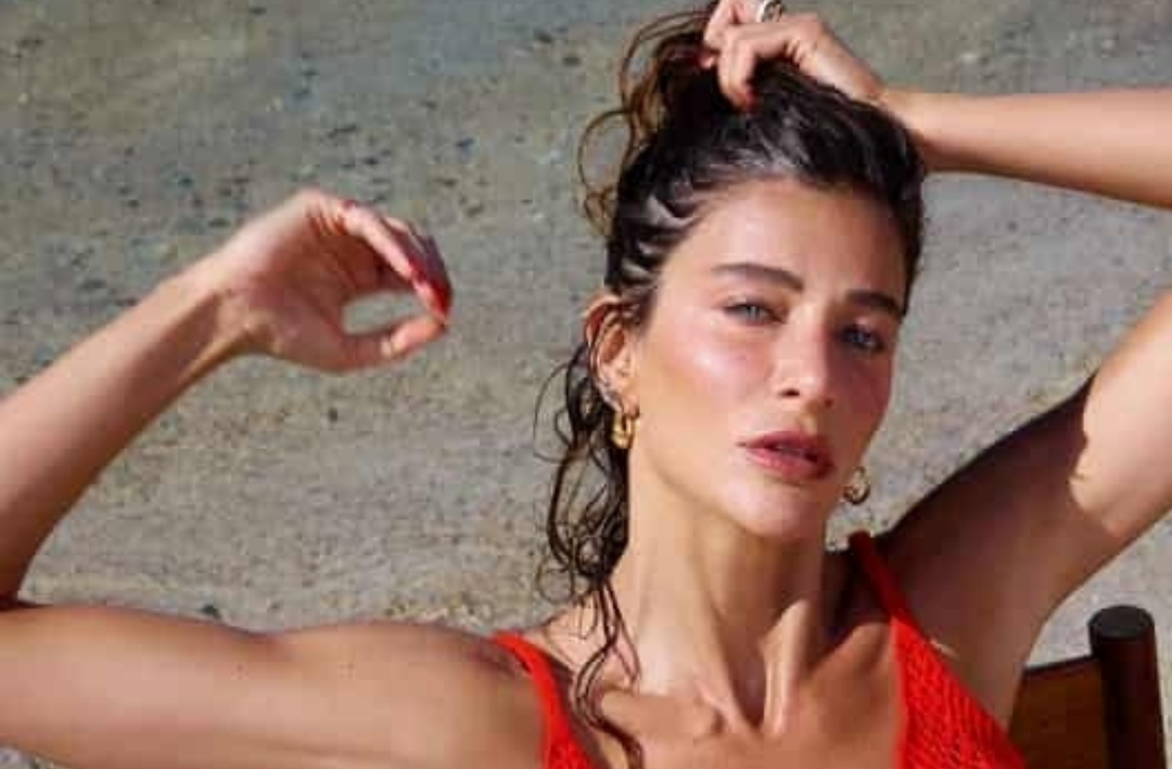 40. yaşını kutladı! Berrak T&uuml;z&uuml;nata&ccedil;'ın pastasındaki mesaj dikkat &ccedil;ekti! 'Daha olgun daha...'