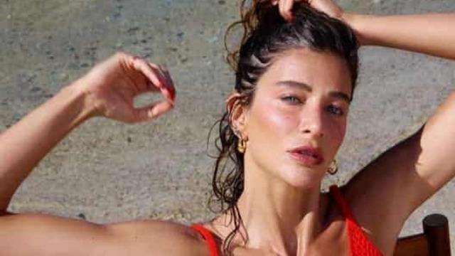 40. yaşını kutladı! Berrak Tüzünataç'ın pastasındaki mesaj dikkat çekti! 'Daha olgun daha...'