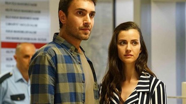 Siyasetçinin elini sıkmak istemedi! Ulaş Tuna Astepe setten kaçmak için yaptıklarını anlattı! 'Çok gerildim ama adam da geliyor...'