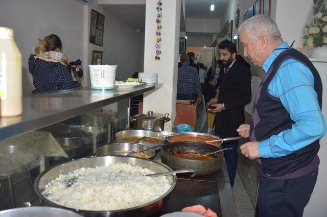 Lokantacılar yemek kartlarından dertli