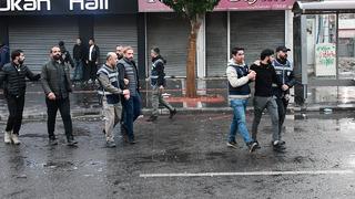  Batman'da ortalık karıştı! Önünde polise mukavemette bulunan 75 kişi gözaltına alındı