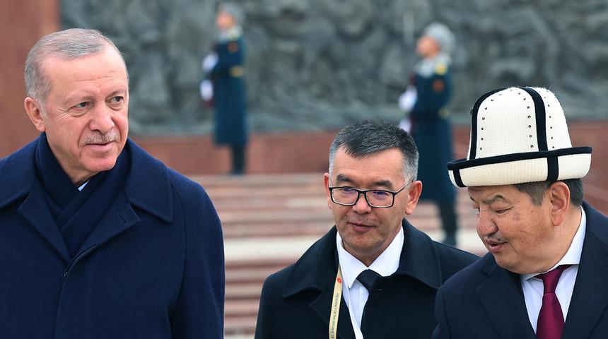 Önce çelenk bıraktı, daha sonra resmi törenle karşılandı! Cumhurbaşkanı Erdoğan: Ticaret hedefini 5 milyar dolara çıkarmakta mutabık kaldık