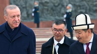 Önce çelenk bıraktı, daha sonra resmi törenle karşılandı! Cumhurbaşkanı Erdoğan: Ticaret hedefini 5 milyar dolara çıkarmakta mutabık kaldık