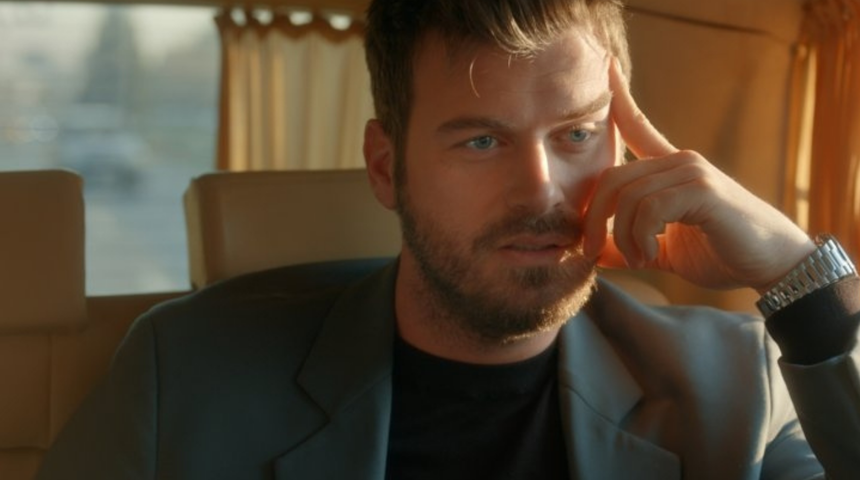 Ülkeyi terk edeceği söyleniyordu! Kıvanç Tatlıtuğ'un reklam kampanyası için alacağı ücret dudak uçuklattı