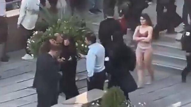 Kıyafet yönetmeliğini protesto etmek istedi! Kıyafetlerini çıkartıp dakikalarca kalabalığın arasında yürüdü: Yaka paça gözaltına alındı