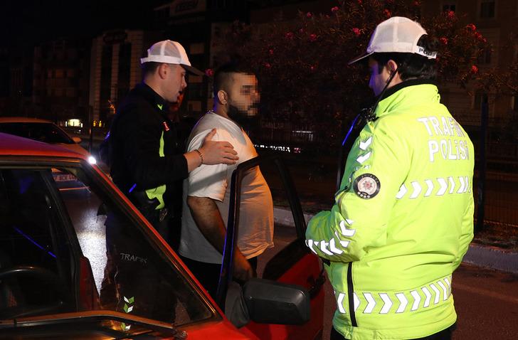Aracını orta şeride park edip uyudu! Dediği polisleri bile çileden çıkardı: ‘Alkolü ağzımda gezdirdim’ G2